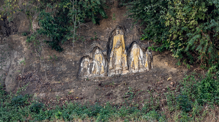 Akauk Taung Buddha-Figuren in Felsnischen