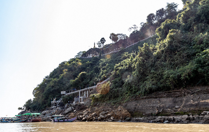 Irrawaddy, Buddha-Figuren in Felsnischen Akauk Taung