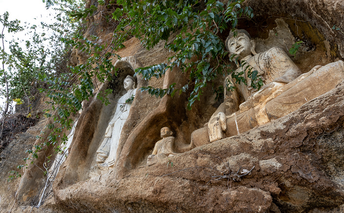 Akauk Taung Buddha-Figuren in Felsnischen