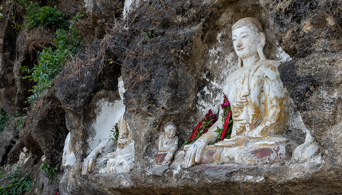 Akauk Taung Buddha-Figuren in Felsnischen