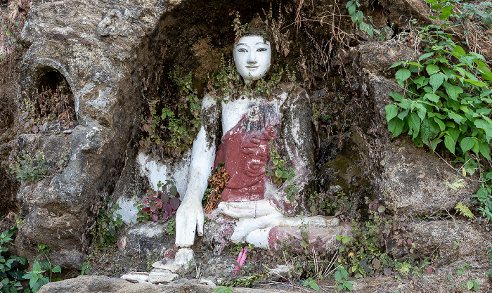 Akauk Taung Buddha-Figur in Felsnischen