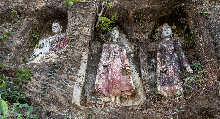 Akauk Taung Buddha-Figuren in Felsnischen