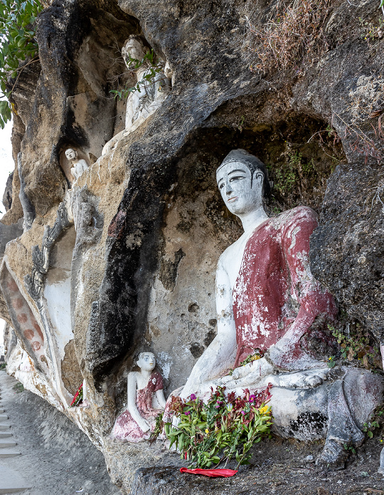 Akauk Taung Buddha-Figuren in Felsnischen