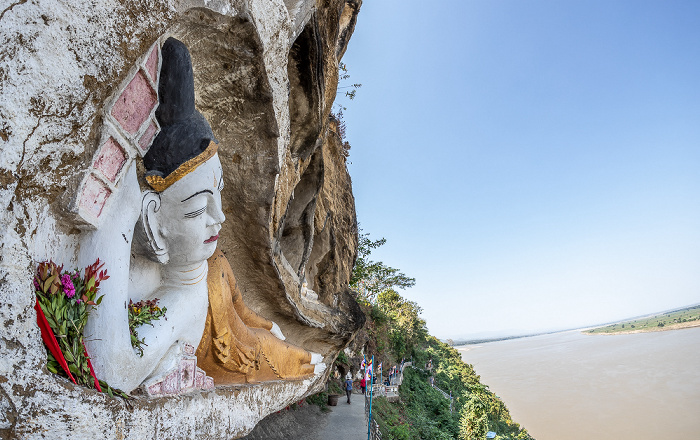 Akauk Taung Buddha-Figur in Felsnischen