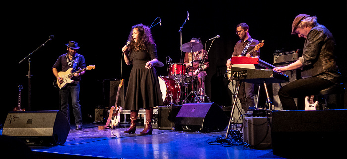 Kulturhaus Gugg: Meena Cryle & The Chris Fillmore Band Braunau am Inn Chris Fillmore, Meena Cryle, Rainer Baumgartner, Alex Wiedestadt, Söa Fitzpatrick Dietzl