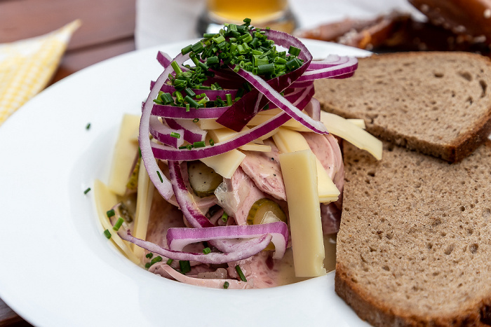 Oberzeismering Biergarten Forsthaus Ilkahöhe: Schweizer Wurstsalat