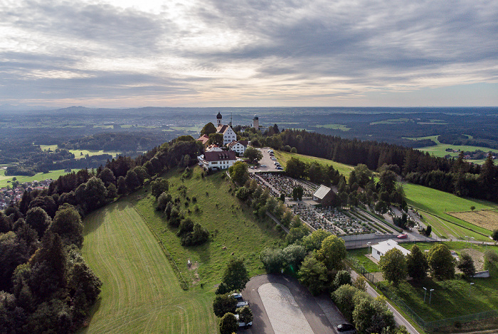 Hoher Peißenberg Meteorologisches Observatorium Hohenpeißenberg Restaurant Bayerischer Rigi Wallfahrtskirche Mariä Himmelfahrt Luftbild aerial photo