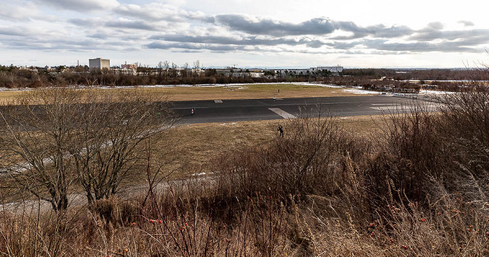 Landschaftspark Hachinger Tal: Aussichtsberg am Friedhof, ehem. Start- und Landebahn des Fliegerhorsts Neubiberg Neubiberg