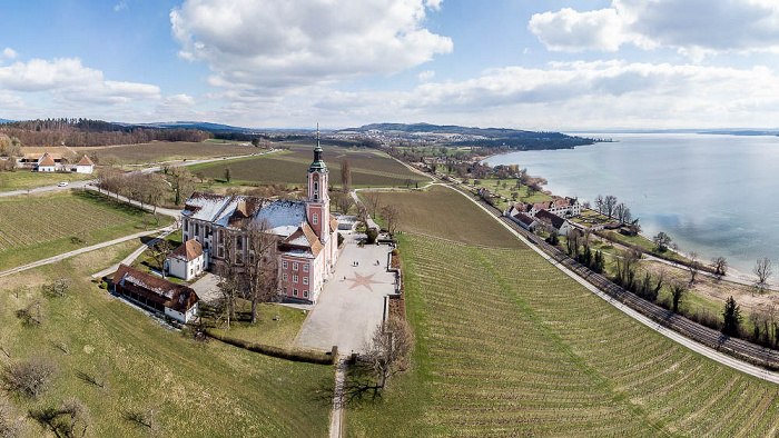 Uhldingen-Mühlhofen Bundesstraße B 31, Wallfahrtskirche Birnau, Bodenseegürtelbahn (Bahnstrecke Stahringen - Friedrichshafen), Überlinger See (Bodensee) Schloss Maurach Luftbild aerial photo