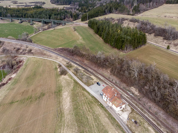 Wutachtalbahn (Sauschwänzlebahn): Biesenbach-Viadukt (links oben), Bahnhof Epfenhofen (rechts unten) Luftbild aerial photo