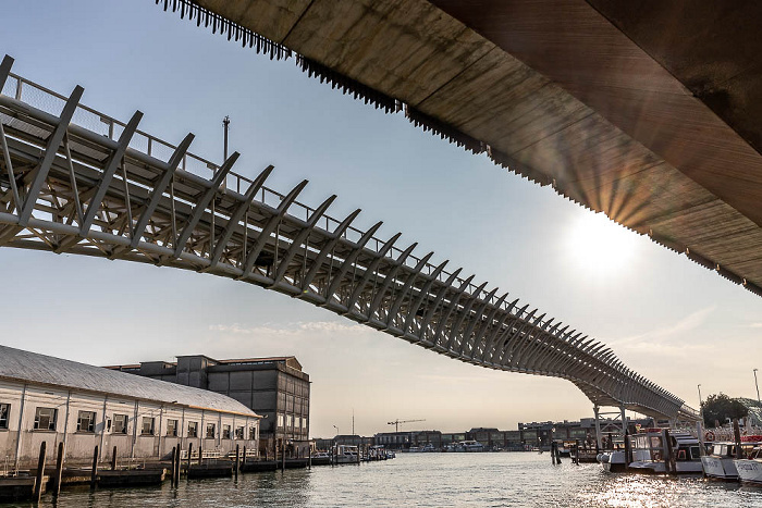 Venedig Canale del Tronchetto: Ponte Peppino Impastato (oben) und People Mover di Venezia Stazione Marittima