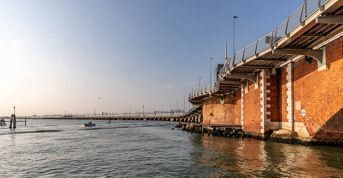 Canale del Tronchetto: Ponte della Libertà Venedig