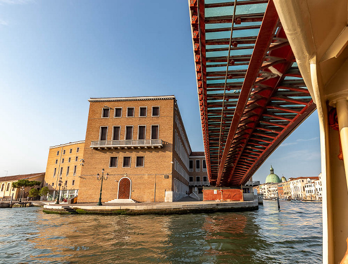 Canal Grande: Ponte della Costituzione, Palazzo della Regione del Veneto Venedig
