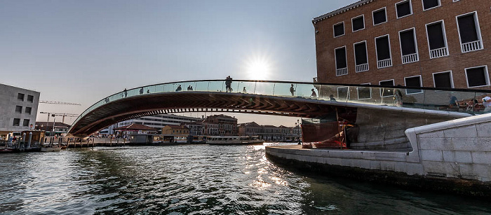Venedig Canal Grande: Ponte della Costituzione Palazzo della Regione del Veneto Piazzale Roma Vaporetto-Anlegestelle Piazzale Roma