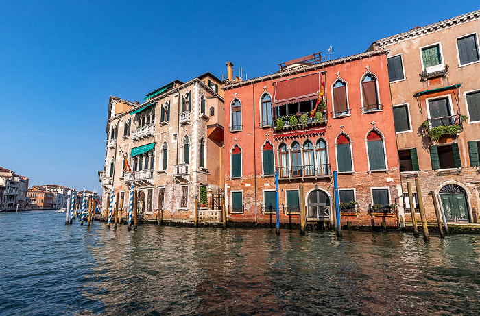 Canal Grande: Palazzo Erizzo Nani Mocenigo (links) und Palazzo da Lezze Venedig