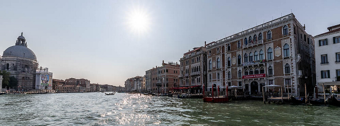 Venedig Canal Grande (v.r.): Ca' Giustinian und Hotel Bauer Basilica di Santa Maria della Salute