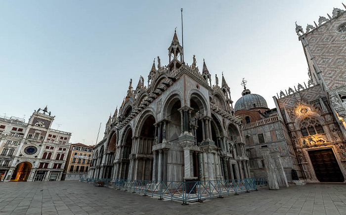 Venedig Piazza San Marco mit Basilica San Marco Dogenpalast Porta della Carta Torre dell'Orologio