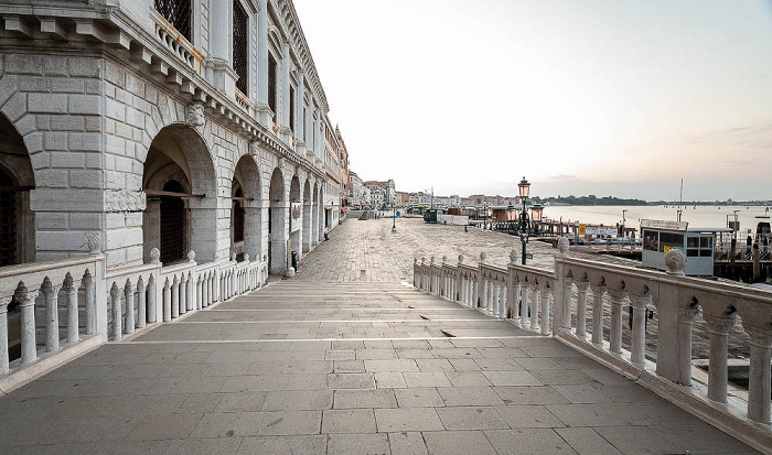 Venedig Blick von der Ponte della Paglia: Riva degli Schiavoni Prigioni Nuove