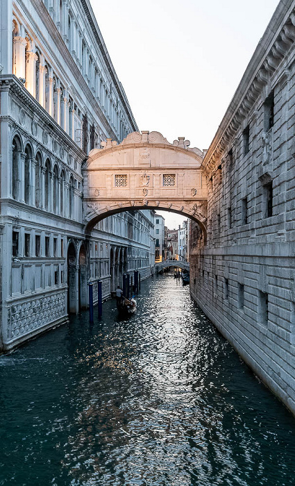 Blick von der Ponte della Paglia: Rio de la Canonica und Seufzerbrücke (Ponte dei Sospiri) Venedig