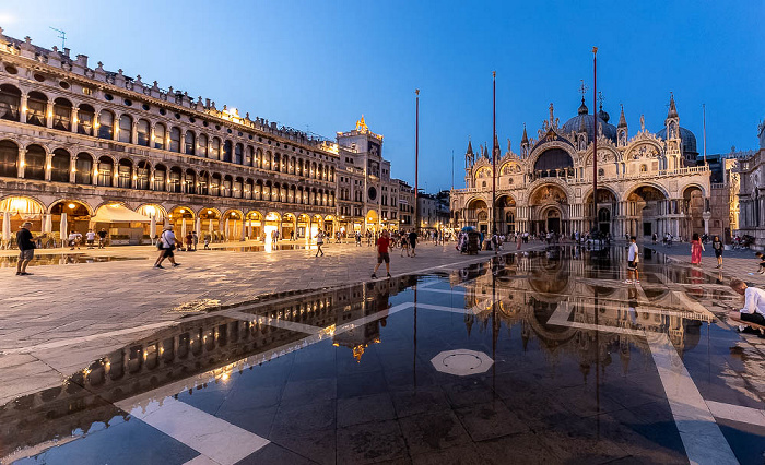 Piazza San Marco mit Procuratie Vecchie, Torre dell'Orologio und Basilica San Marco Venedig