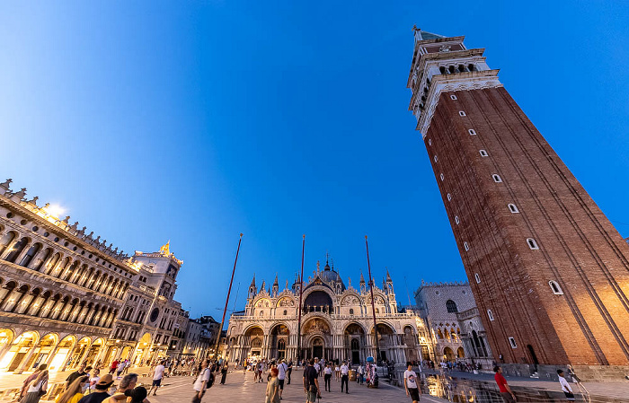 Venedig Piazza San Marco mit Procuratie Vecchie, Torre dell'Orologio, Basilica San Marco und Campanile di San Marco