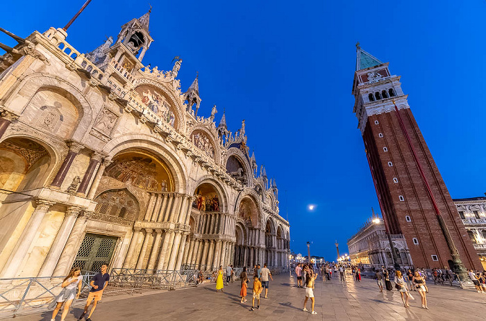 Piazza San Marco mit Basilica San Marco und Campanile di San Marco Venedig