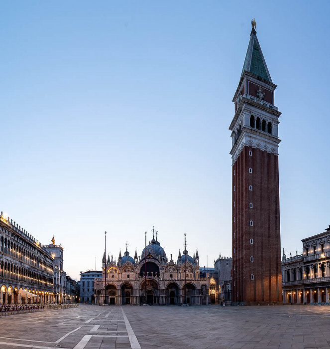 Piazza San Marco mit Procuratie Vecchie, Torre dell'Orologio, Basilica San Marco, Campanile di San Marco und Procuratie Nuove Venedig 2021