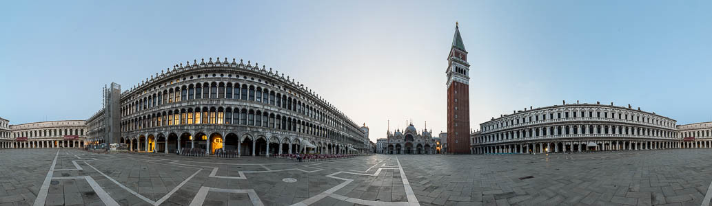 Venedig Piazza San Marco mit Ala napoleonica delle Procuratie, Procuratie Vecchie, Basilica San Marco, Campanile di San Marco und Procuratie Procuratie Nuove 