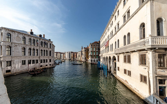 Blick von der Ponte di Rialto (v.l.): Palazzo dei Camerlenghi, Canal Grande, Fondaco dei Tedeschi Venedig
