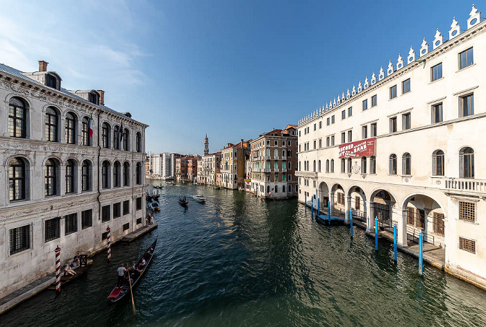 Blick von der Ponte di Rialto (v.l.): Palazzo dei Camerlenghi, Canal Grande, Fondaco dei Tedeschi Venedig 2021