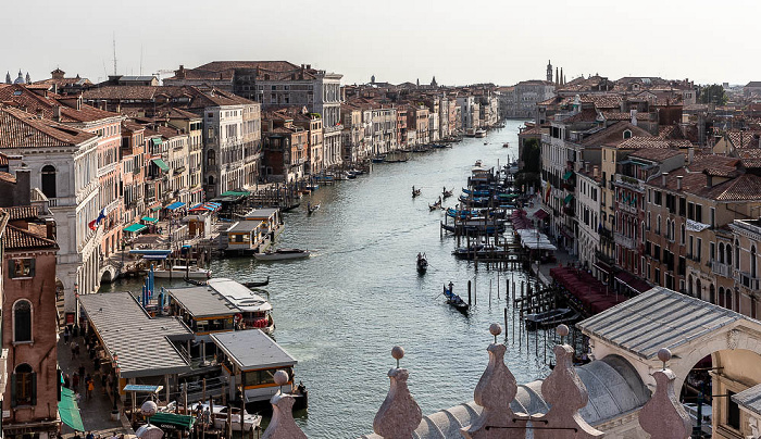 Venedig Blick vom Dach des Fondaco dei Tedeschi: Canal Grande Vaporetto-Anlegestelle Rialto