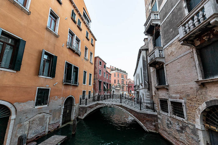Venedig San Marco: Blick von der Ponte de la Malvasia auf den Rio di San Giuliano und die Ponte Balbi
