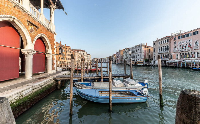Venedig Blick von der Vaporetto-Anlegestelle Rialto Mercato: Canal Grande Fabbriche Nuove di Rialto