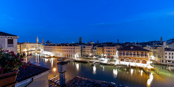 Venedig Blick vom Dach des Hotel Foscari Palace: Canal Grande mit Fabbriche Nuove di Rialto, Campo della Pescaria und Mercato di Rialto Campanile di San Marco