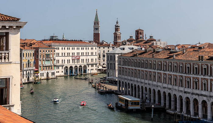 Blick vom Dach des Hotel Foscari Palace: Canal Grande mit Fondaco dei Tedeschi und Fabbriche Nuove di Rialto Venedig