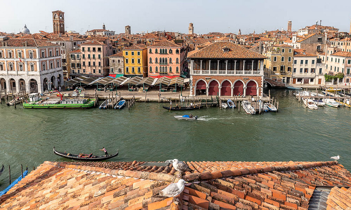 Blick vom Dach des Hotel Foscari Palace: Canal Grande mit Fabbriche Nuove di Rialto, Campo della Pescaria und Mercato di Rialto Venedig