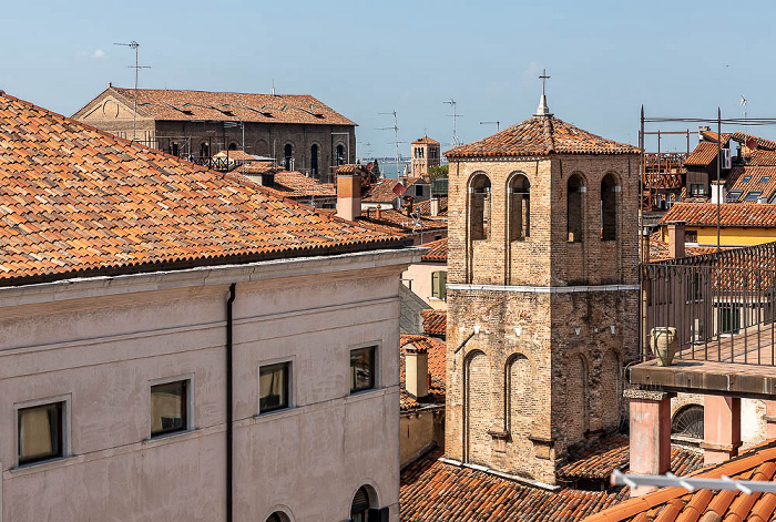 Blick vom Dach des Hotel Foscari Palace: Cannaregio mit dem Campanile der Chiesa di Santa Sofia Venedig