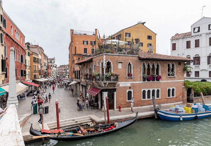 Venedig Cannaregio: Blick von der Ponte delle Guglie mit v.l. Rio Terà San Leonardo, Pescaria de Cannaregio und Canale di Cannaregio