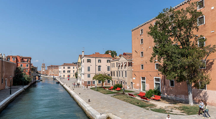 Venedig Castello: Blick von der Ponte San Biasio delle Catene auf den Rio dell'Arsenale Fondamenta dei Forni Fondamenta dell'Arsenale