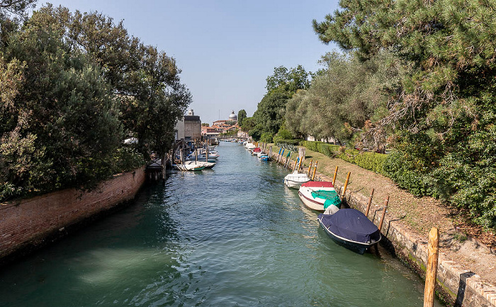 Venedig Castello: Blick von der Ponte de la Biennale - Rio dei Giardini und Giardini della Biennale