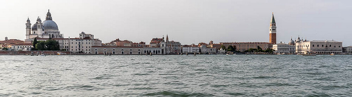 Venedig Blick von Giudecca auf den Canale della Giudecca, Dorsoduro (links) und San Marco Basilica di Santa Maria della Salute Campanile di San Marco Dogenpalast Punta della Dogana