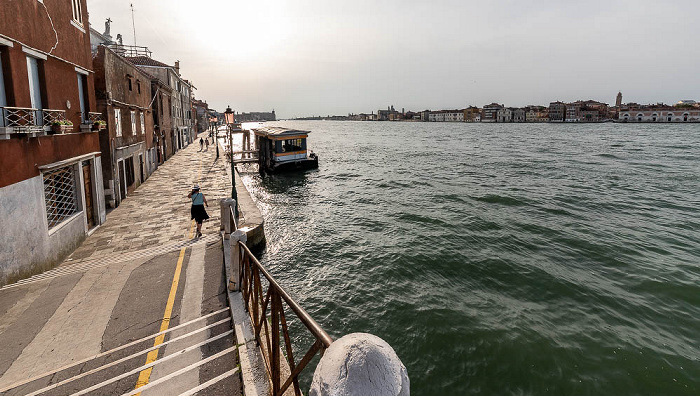 Venedig Giudecca: Blick von der Ponte della Croce auf die Fondamenta San Giacomo und die Vaporetto-Anlegestellte Redentore Canale della Giudecca Dorsoduro