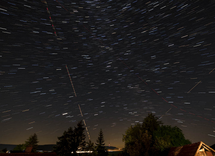 Pfohren Blick vom Neudinger Weg: Sternenhimmel und Flugzeugspuren