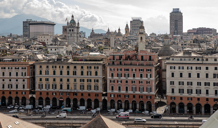 Blick aus der Ruota Panoramica di Genova: Sopraelevata Aldo Moro, Via Filippo Turati, Centro storico Genua