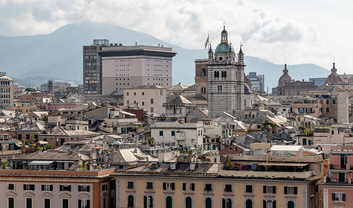 Blick aus der Ruota Panoramica di Genova: Centro storico mit der Cattedrale di San Lorenzo Genua