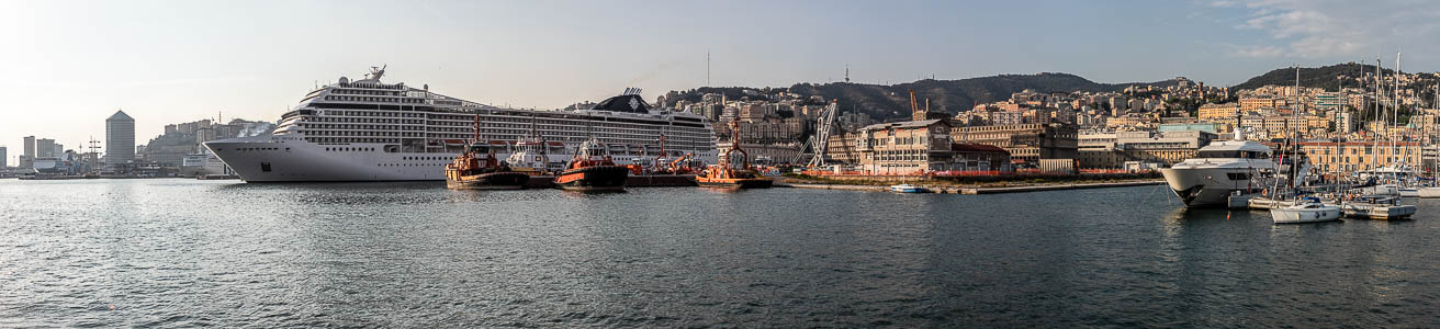 Genua Blick von der Isola delle Chiatte Luciano Berio: Porto di Genova mit dem Kreuzfahrschiff MSC Musica und dem Cantiere Ponte Parodi Centro storico