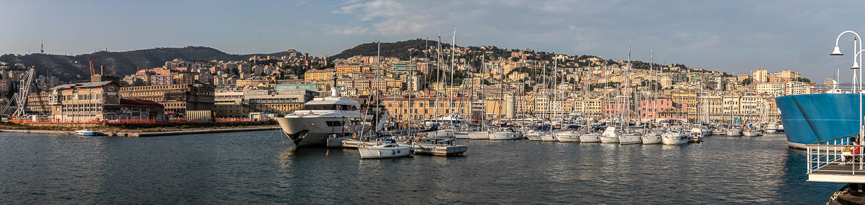 Blick von der Isola delle Chiatte Luciano Berio: Porto di Genova und Centro storico Genua