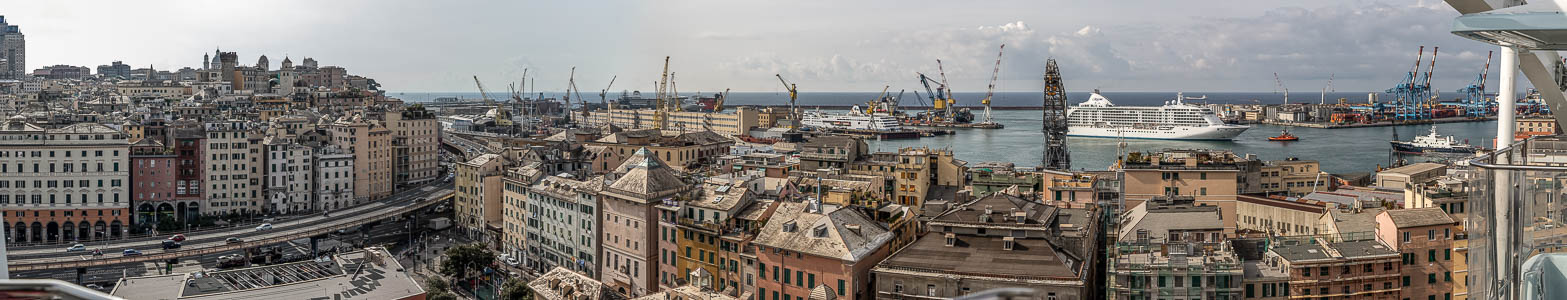 Blick aus der Ruota Panoramica di Genova: Centro storico (links), Porto di Genova, Bacino delle Grazie, Golf von Genua (Ligurisches Meer)