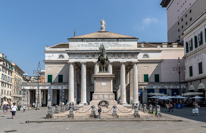 Genua Centro storico: Largo Alessandro Pertini mit dem Monumento a Giuseppe Garibaldi und dem Teatro Carlo Felice