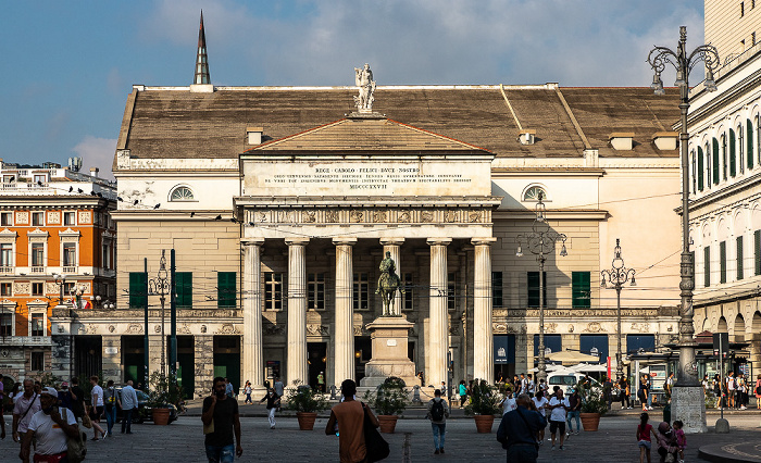 Centro storico: Largo Alessandro Pertini mit dem Monumento a Giuseppe Garibaldi und dem Teatro Carlo Felice Genua
